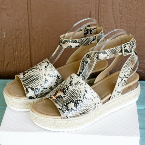 **LAST PAIR** SODA Topic Sandals Womens 5.5 Natural Python Snake Print - Picture 2 of 8